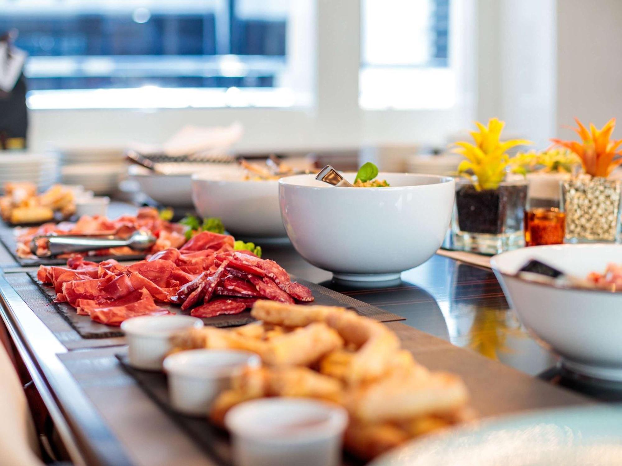 Sofitel Kuala Lumpur Damansara Hotel Екстериор снимка A buffet