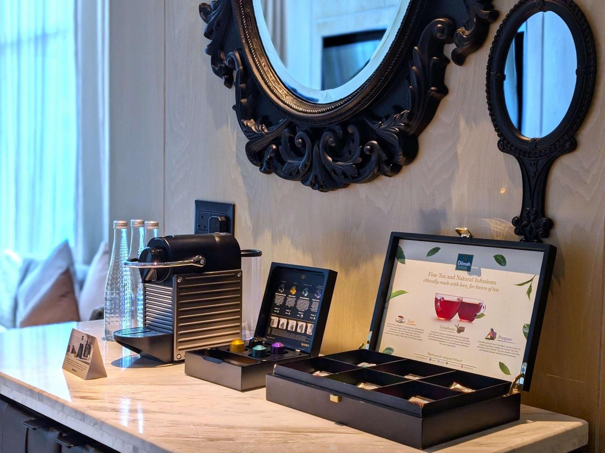 Sofitel Kuala Lumpur Damansara Hotel Екстериор снимка A makeup kit